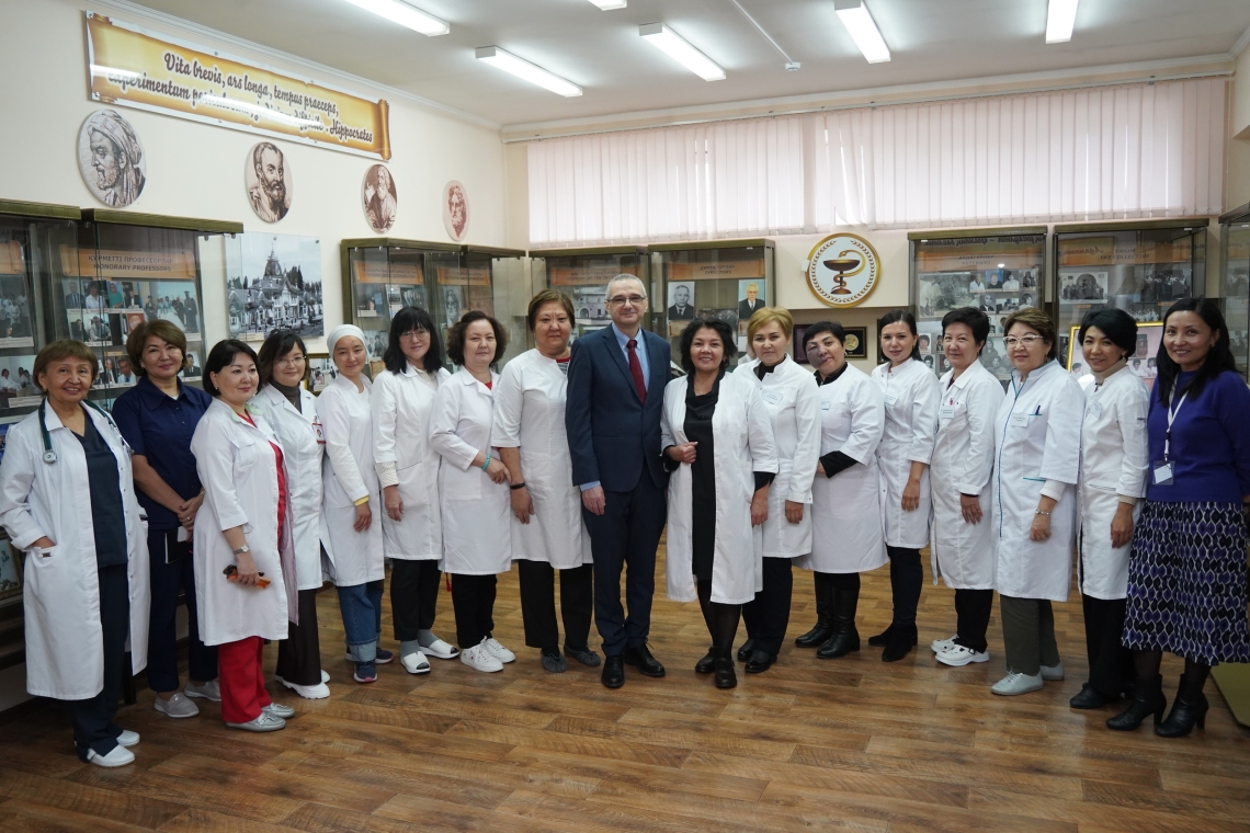 Еліміздің эндокринологтары КІАҒЗИ израильдік профессордың қатысуымен эндокринология саласындағы диагностика және емдеу стандарттарын талқылады