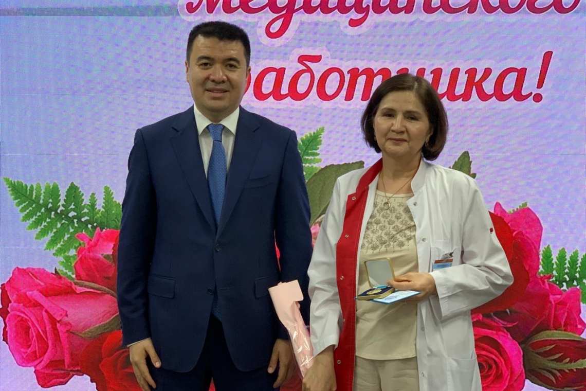 Медицина қызметкері күні қарсаңында Кардиология және ішкі аурулар ҒЗИ қызметкерлері марапатталды
